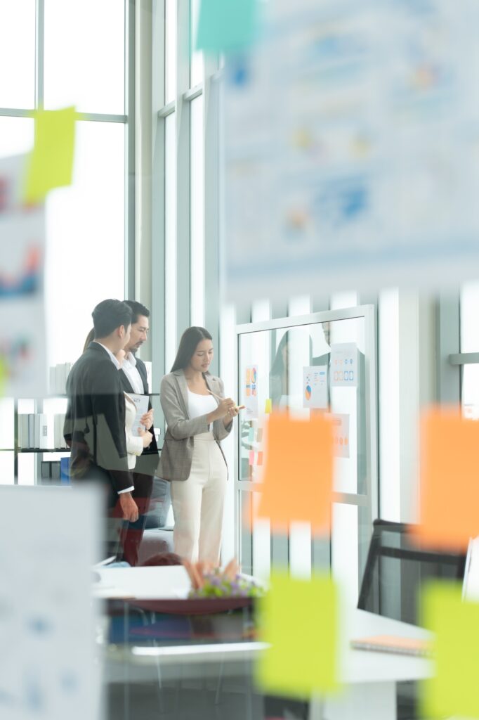 Young entrepreneurs in Asia Organize meetings to brainstorm and review information on glass board
