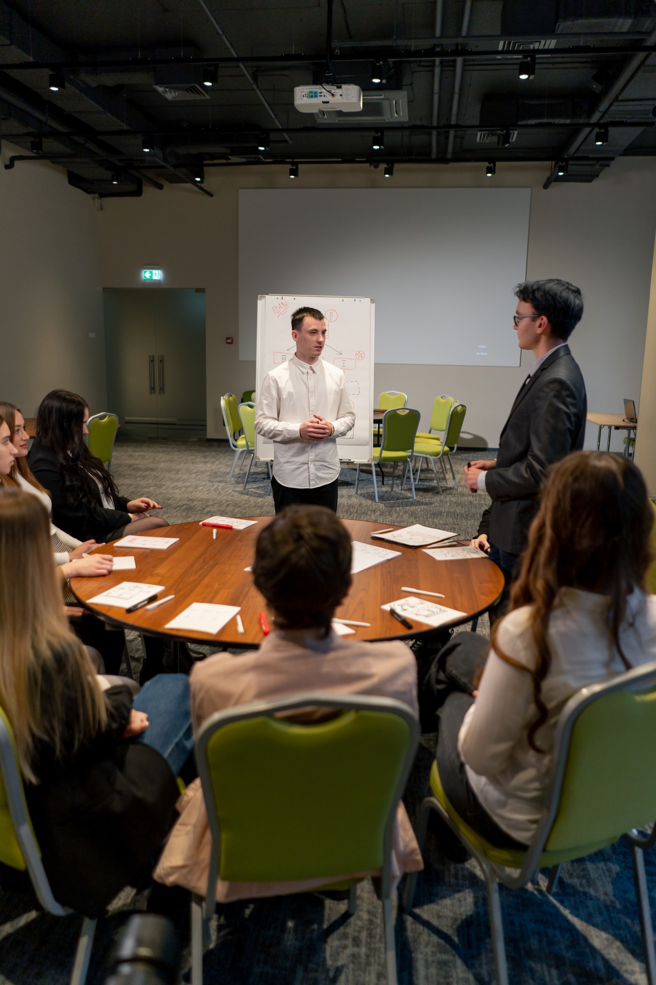business meeting the audience asks a question or offers an idea to the speaker brainstorming session